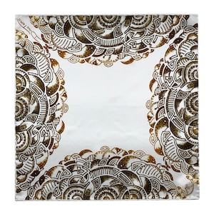 Könnte beinhalten: Ein weißer quadratischer Schal mit einem goldenen Mandala-Muster am Rand. Das Muster ist kompliziert und detailliert, mit einem sich wiederholenden Design aus Kreisen und Spiralen.