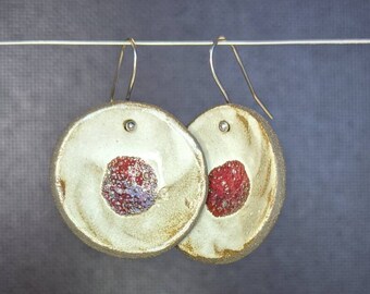 Round ceramic earrings made of black clay, glazed in white and red, ceramic-earrings, brass, ceramic jewelry, handmade jewelery