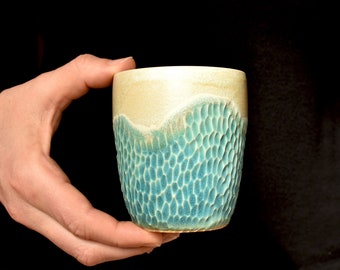 Liebevoll handgefertigter Keramik-Becher türkis, 200 ml, Wellendesign, handgeschnitzt, gedreht auf der Töpferscheibe, Kaffee, Tee, Wellen