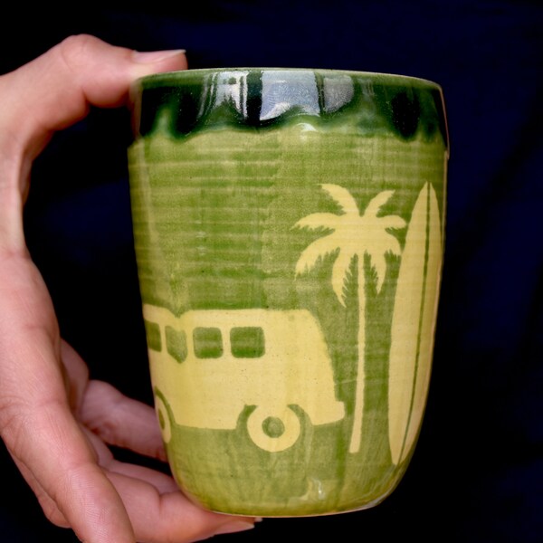 Liebevoll handgefertigter Keramik Becher VW-Bus, Palmen, Surfbrett, grün, gedreht auf der Töpferscheibe, Kaffeebecher, Ton, Keramik, Tee