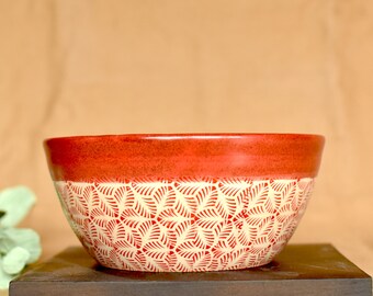 Liebevoll handgefertigtes Müsli-/ Salatschälchen, gedreht auf der Töpferscheibe, rot, weißer Ton, Schale, Keramik, rote Blätter, Suppe