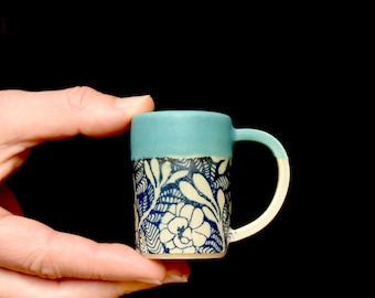 Schnapsbecher aus Keramik, handgedreht auf der Töpferscheibe, weißer Ton, türkis glasiert, blaues Blumen design, Schnaps, Stamperl, Blume