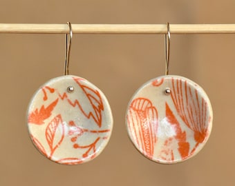 Round ceramic earrings made of white clay, orange flower design, ceramic-earrings, brass, ceramic jewelry, handmade jewelery, silver