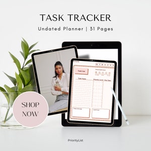 Può includere: Un planner digitale sullo schermo di un tablet con il testo "TASK TRACKER Undated Planner | 31 Pages" in alto. Il planner include un elenco di attività, un livello di priorità, una data di scadenza e un elenco di controllo della salute mentale. Il tablet è su una superficie bianca con una stilo accanto.