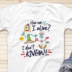 May include: White t-shirt with a cartoon image of Forky and a character from Toy Story 4. The text on the shirt reads "How am I alive? I don't KNOW!"