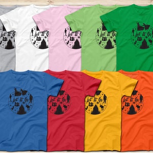 Op de afbeelding: Een set van tien T-shirts in verschillende kleuren met een zwart-witte afbeelding van een dansend stel met de tekst "Let It Go" in een cirkel eromheen.