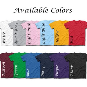 Op de afbeelding: Een selectie T-shirts in verschillende kleuren, waaronder wit, sportgrijs, lichtroze, lichtblauw, geel, rood, bordeauxrood, groen, blauw, marineblauw, paars en zwart. Beschikbare kleuren staat bovenaan de afbeelding.