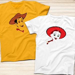 Puede incluir: Dos camisetas con im&aacute;genes de dibujos animados de Woody y Jessie de Toy Story. La camiseta de Woody es amarilla y la camiseta de Jessie es blanca.