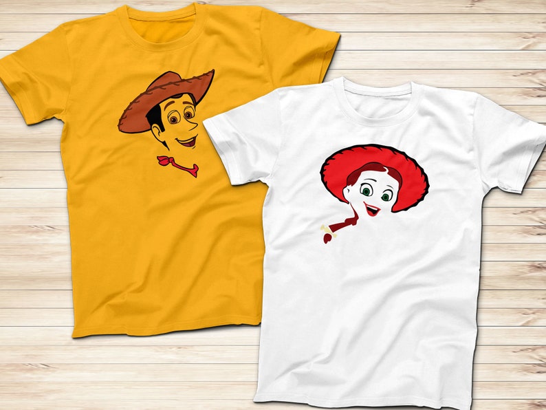 Puede incluir: Dos camisetas con im&aacute;genes de dibujos animados de Woody y Jessie de Toy Story. La camiseta de Woody es amarilla y la camiseta de Jessie es blanca.