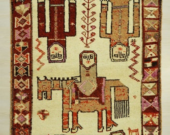 Tapis design cheval et humain, 3,9 x 10,3 couleurs et motifs magnifiques, tapis tribal, tapis de décoration intérieure, tapis primitif.