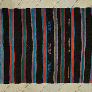 Dywan kilim z brązowej koziej sierści w stylu Mid Century Modern, 5,2 x 13,9 stopy.