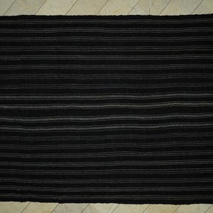 8x10 Skandinavischer Stil Dunkelbraun und Grau Gestreifter Türkischer Ziegenhaar Kelim Teppich.