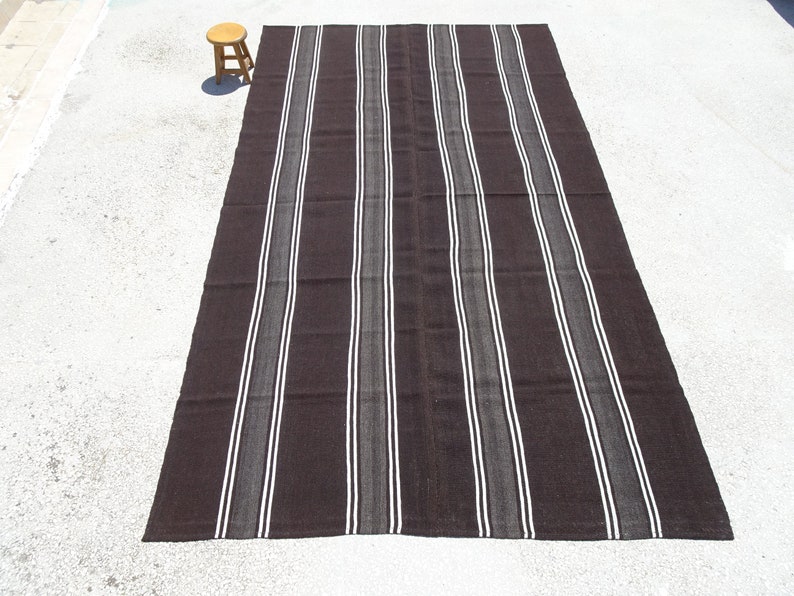 Gris Et Blanc Rayé Noirbrun Kilim Tapis 7 X 12 2 Pieds 215 X 370 Cm Grande Chèvre à La Main Vintage Cheveux Turco Kilim Tapis Tapis De Sol
