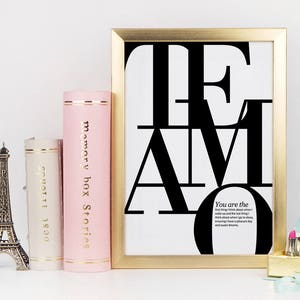 Op de afbeelding: Een gouden ingelijste print met zwarte tekst die "TE AMO" zegt en een citaat eronder dat zegt: "Jij bent het eerste waar ik aan denk als ik wakker word en het laatste waar ik aan denk voordat ik in slaap val. Jij bent de reden dat ik elke dag lach en mijn zegeningen tel."