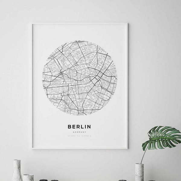 Może przedstawiać: Czarno-biały wydruk mapy Berlina, Niemcy. Mapa jest w okręgu, a nazwa miasta jest wydrukowana pod mapą. Wydruk jest oprawiony w białą ramę i wisi na białej ścianie.