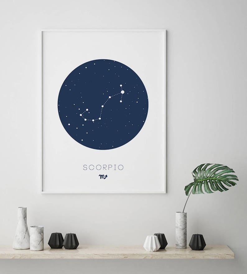 Puede incluir: Una impresi&oacute;n enmarcada en blanco con un c&iacute;rculo azul que representa la constelaci&oacute;n de Escorpio. El texto "SCORPIO" y el s&iacute;mbolo astrol&oacute;gico de Escorpio est&aacute;n impresos debajo del c&iacute;rculo.
