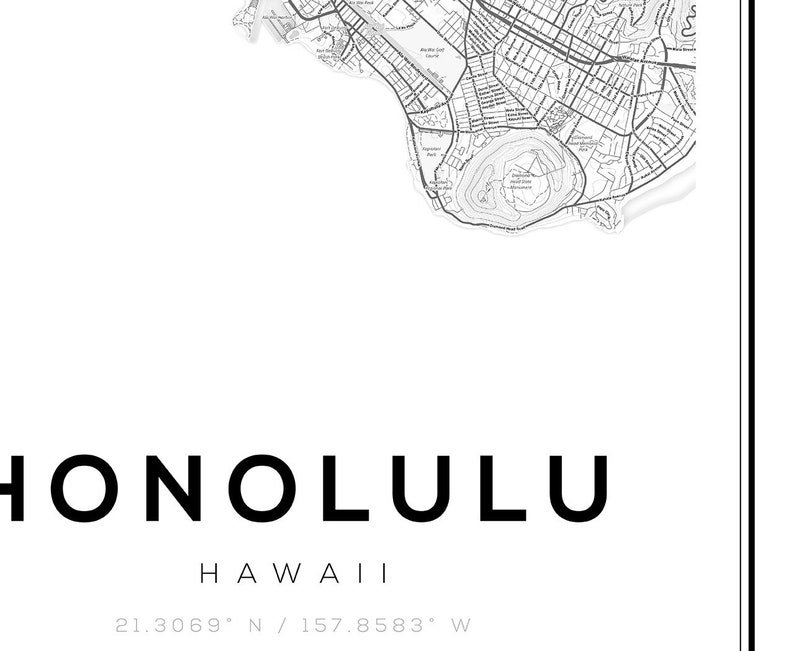 K&ouml;nnte beinhalten: Eine Schwarzwei&szlig;karte von Honolulu, Hawaii, mit dem St&auml;dtenamen und den Koordinaten darunter. Die Karte zeigt die Stra&szlig;en und Sehensw&uuml;rdigkeiten der Stadt.