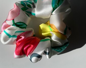 SCRUNCHIE SILK SATIN/hand made/slow fashion/new /made in Denmark/sustainable/gifts for her/vogue/designer item/healthy hair/long hair/style