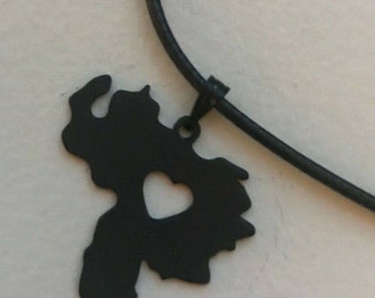 Collier à pendentif carte du Venezuela - Noir découpé avec coeur