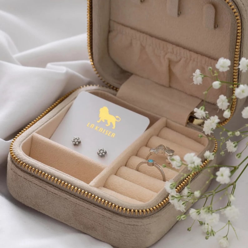 Osadia Portable Velvet Jewelry Storage / Travel Box Creme image 1