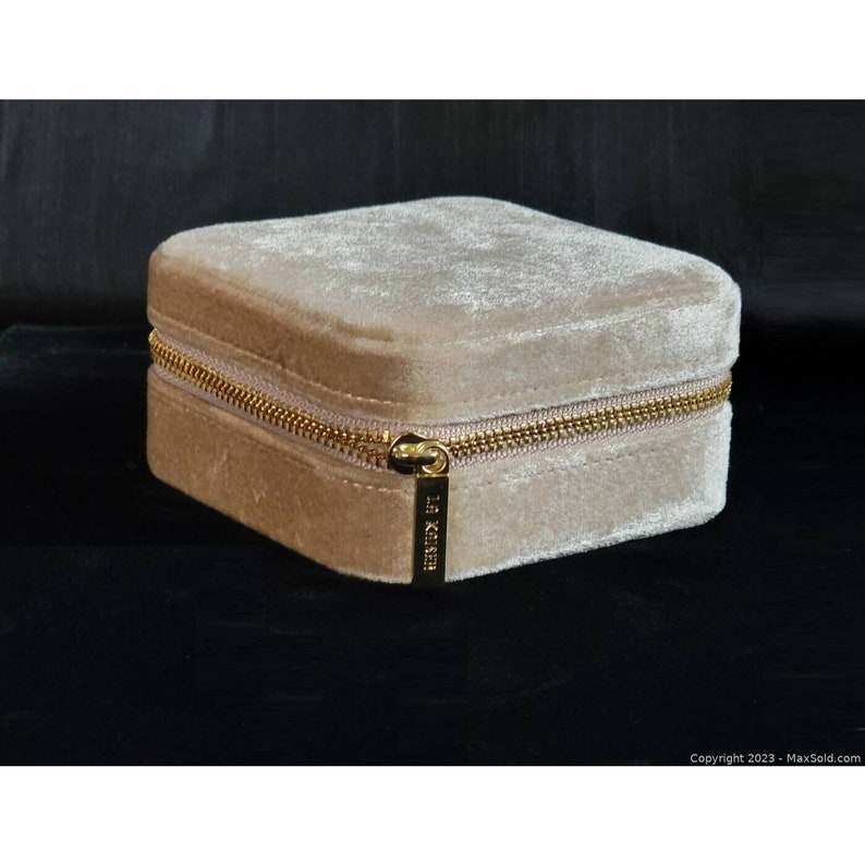 Osadia Portable Velvet Jewelry Storage / Travel Box Creme image 3