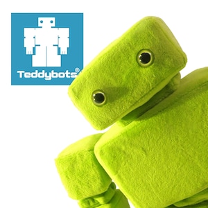 Puede incluir: Un juguete de robot de peluche verde lima con un diseño en bloques. El robot tiene ojos negros grandes y redondos y una textura suave y difusa. El logotipo "Teddybots" está en un cuadrado azul en la esquina superior izquierda.