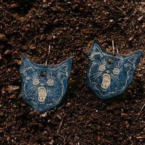 Black cat earrings - laser engraved wood with hand-painted blue black shimmer and brass hooks - Halloween, fall fashion, spooky jewelry