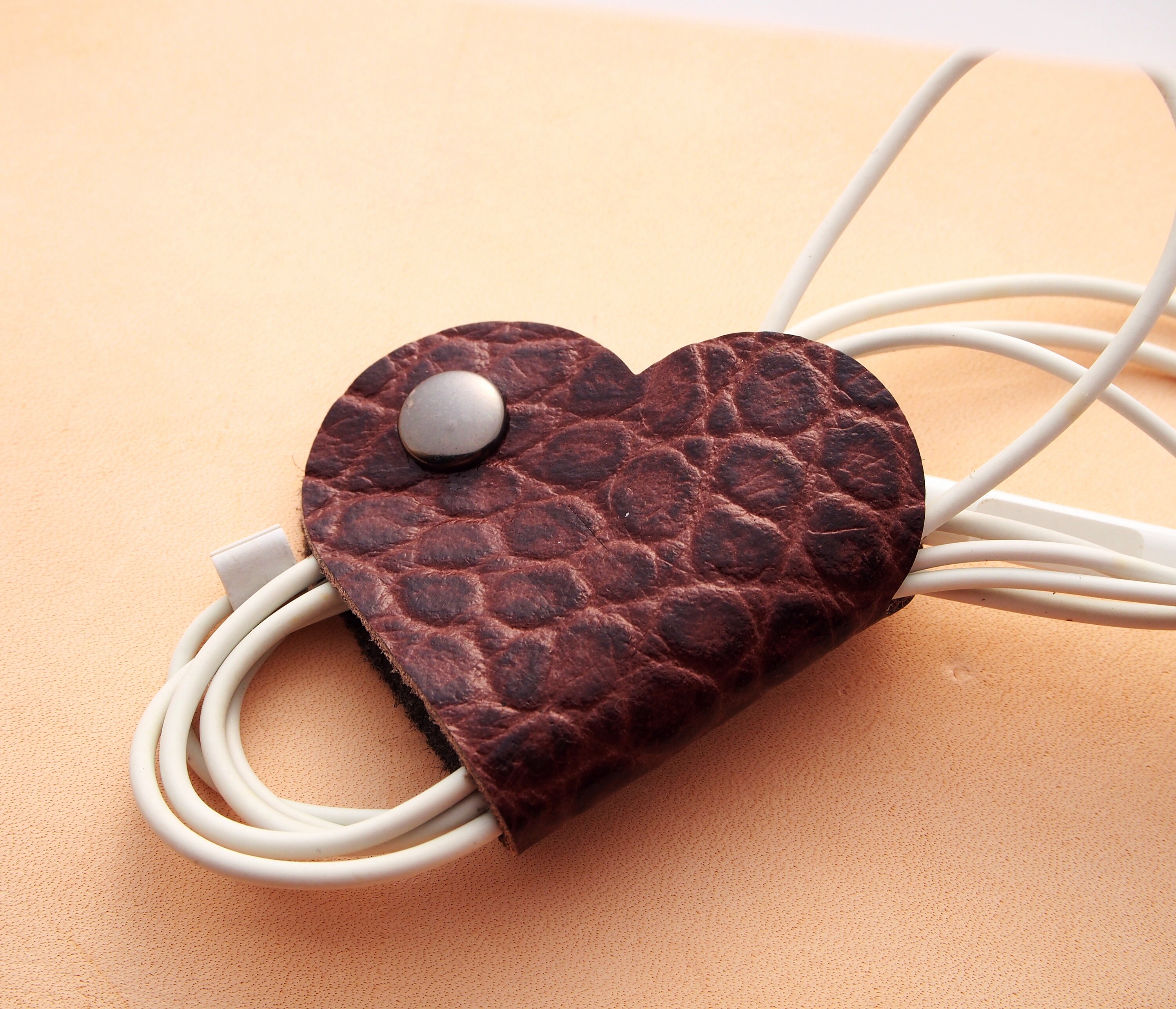 Organisateur de câble personnalisé coeur en cuir by Atelier Pato
