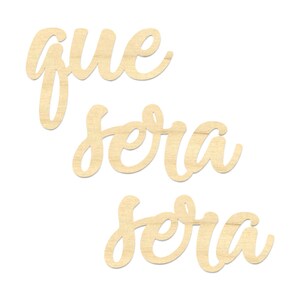 Peut inclure: Trois mots découpés en bois qui lisent "que sera sera" dans une police cursive.