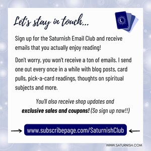 K&ouml;nnte beinhalten: Eine Grafik mit blauem Hintergrund und wei&szlig;em Text, der "Let's stay in touch..." und "Melde dich f&uuml;r den Saturnish Email Club an und erhalte E-Mails, die du wirklich gerne liest!"  Die Grafik enth&auml;lt auch eine stilisierte Illustration von drei Tarotkarten mit einer zunehmenden Mondsichel und Sternen. Der Text geht weiter: "Keine Sorge, du wirst nicht mit E-Mails &uuml;bersch&uuml;ttet. Ich schicke nur gelegentlich welche mit Blogbeitr&auml;gen, Kartenziehungen, Kartenlegungen, Gedanken zu spirituellen Themen und mehr. Du erh&auml;ltst auch Shop-Updates und exklusive Angebote und Gutscheine! (Also melde dich jetzt an!!)" Die Grafik enth&auml;lt einen Link zum Abonnieren: "www.subscribepage.com/SaturnishClub".