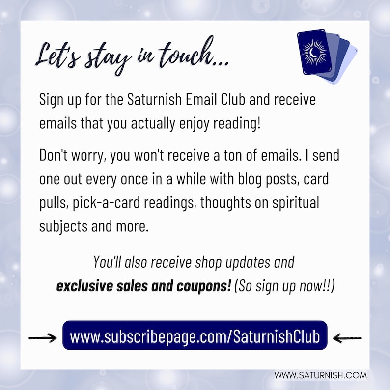 K&ouml;nnte beinhalten: Eine Grafik mit blauem Hintergrund und wei&szlig;em Text, der "Let's stay in touch..." und "Melde dich f&uuml;r den Saturnish Email Club an und erhalte E-Mails, die du wirklich gerne liest!"  Die Grafik enth&auml;lt auch eine stilisierte Illustration von drei Tarotkarten mit einer zunehmenden Mondsichel und Sternen. Der Text geht weiter: "Keine Sorge, du wirst nicht mit E-Mails &uuml;bersch&uuml;ttet. Ich schicke nur gelegentlich welche mit Blogbeitr&auml;gen, Kartenziehungen, Kartenlegungen, Gedanken zu spirituellen Themen und mehr. Du erh&auml;ltst auch Shop-Updates und exklusive Angebote und Gutscheine! (Also melde dich jetzt an!!)" Die Grafik enth&auml;lt einen Link zum Abonnieren: "www.subscribepage.com/SaturnishClub".
