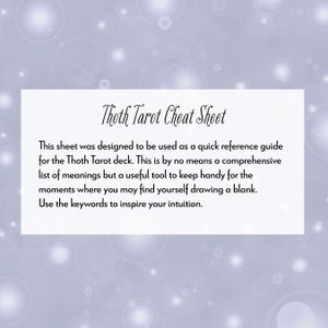 K&ouml;nnte beinhalten: Eine wei&szlig;e Karte mit hellgrauem Hintergrund und schwarzem Text. Der Text lautet "Thoth Tarot Cheat Sheet". Der Text unter dem Titel lautet "Dieses Blatt wurde entwickelt, um als schnelles Nachschlagewerk f&uuml;r das Thoth Tarot Deck verwendet zu werden. Es ist keineswegs eine umfassende Liste von Bedeutungen, sondern ein n&uuml;tzliches Werkzeug, das man griffbereit halten kann, wenn man mal ein leeres Blatt zieht. Nutze die Schl&uuml;sselw&ouml;rter, um deine Intuition zu inspirieren."