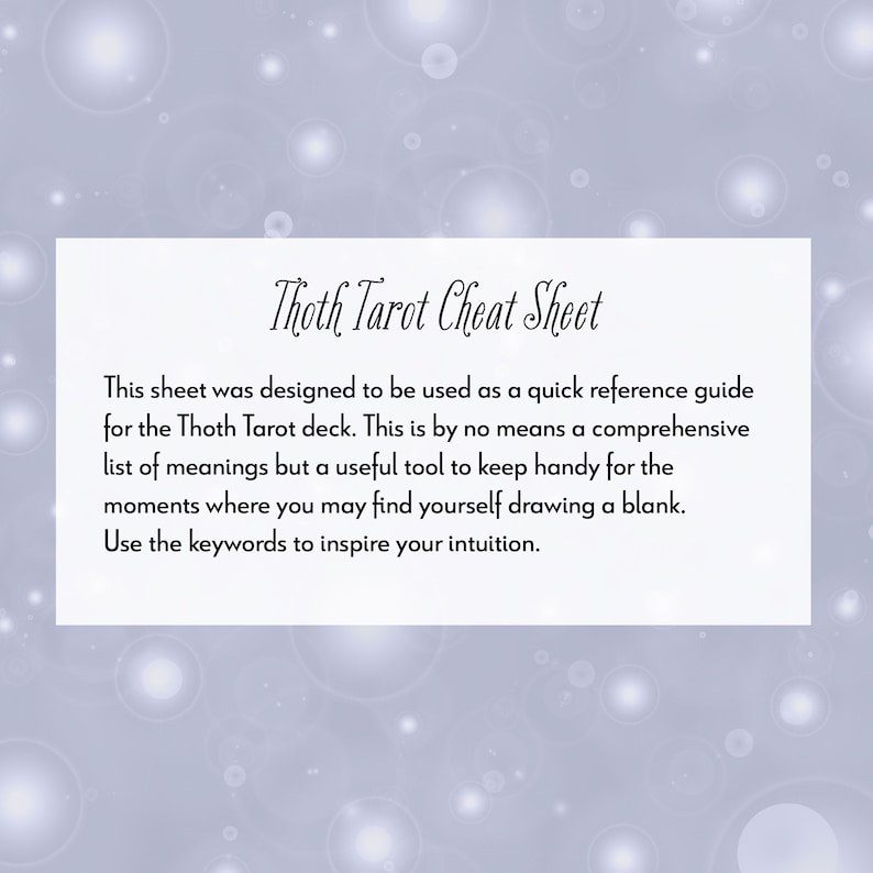 K&ouml;nnte beinhalten: Eine wei&szlig;e Karte mit hellgrauem Hintergrund und schwarzem Text. Der Text lautet "Thoth Tarot Cheat Sheet". Der Text unter dem Titel lautet "Dieses Blatt wurde entwickelt, um als schnelles Nachschlagewerk f&uuml;r das Thoth Tarot Deck verwendet zu werden. Es ist keineswegs eine umfassende Liste von Bedeutungen, sondern ein n&uuml;tzliches Werkzeug, das man griffbereit halten kann, wenn man mal ein leeres Blatt zieht. Nutze die Schl&uuml;sselw&ouml;rter, um deine Intuition zu inspirieren."