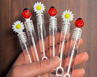 Mariquitas, margaritas blancas y amarillas, burbujas de recuerdo, botín, golosinas, feliz nuestra pequeña mariquita, margaritas, suministros para fiestas, un jardín infantil, primer cumpleaños