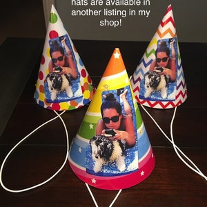 Puede incluir: Tres sombreros de fiesta coloridos con bandas el&aacute;sticas blancas. Cada sombrero presenta una foto diferente de una persona y un perro. El texto "Custom photo party hats are available in another listing in my shop!" est&aacute; impreso en la parte superior de la imagen.