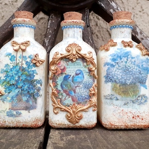 Flacons de parfum vintage shabby chic avec fleurs bleues, flacons d'apothicaire, flacons embellis, décoration de cottage