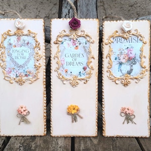 Targa floreale shabby chic: decorazione murale vittoriana impreziosita da citazioni