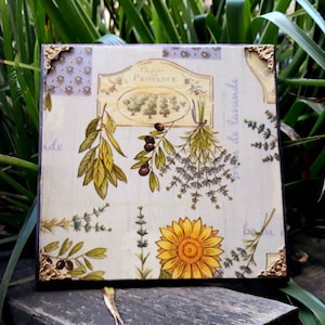 Shabby Chic Lavendel Wandteller: Vintage Blumenbild mit Gold bemalten Zierleisten