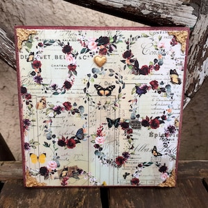 Quadro floreale shabby chic con rose, farfalle e modanature, quadro da parete vintage