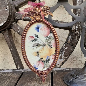 Quadro floreale shabby chic: decorazione murale in stile decoupage di ispirazione vintage