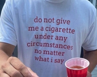 No me des un cigarrillo bajo ninguna circunstancia No importa lo que diga Camiseta, Unisex, Camisa divertida, Regalo divertido para él Regalo de mordaza Fumador