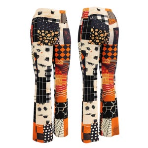 Peut inclure: Un pantalon patchwork à jambes évasées. Le design présente divers motifs, notamment des carreaux noirs et blancs, des losanges orange et des sections crème avec des motifs de feuilles et de points. La palette de couleurs est principalement orange, noire et crème.