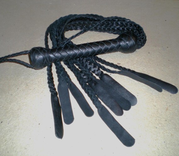 CAT-O-NINE Tails Flogger en cuir avec fleurs violettes