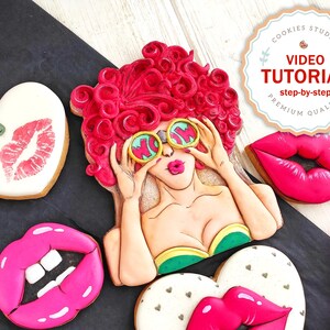 Könnte beinhalten: Ein Set aus vier dekorierten Zuckerkeksen. Ein Keks ist herzförmig mit den Worten "Ich liebe dich" und einem roten Lippenabdruck. Ein weiterer Keks ist herzförmig mit einem roten Lippenabdruck. Ein dritter Keks ist rund mit einem rosa Lippenabdruck und weißen Zähnen. Der vierte Keks ist eine Frau mit roten Haaren, die eine Sonnenbrille und ein grünes Oberteil trägt. Die Kekse sind mit Royal Icing verziert.