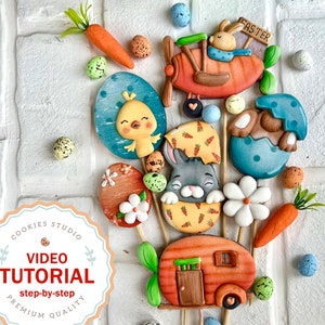 Könnte beinhalten: Ein Set an Ostersüßgebäck, verziert mit buntem Zuckerguss und Fondant. Die Kekse zeigen ein Küken, ein Häschen, einen Wohnwagen, ein Flugzeug und eine Blume. Die Kekse sind auf Stöcken arrangiert und bereit zum Ausstellen oder Genießen.