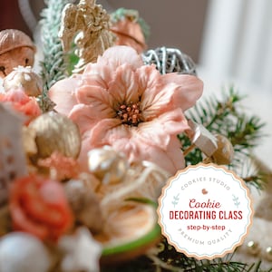 Könnte beinhalten: Nahaufnahme einer Weihnachts-Cookie-Dekorationskurs-Werbung. Das Bild zeigt eine rosa Blume, goldene Glocken und einen grünen Tannenzweig. Der Text auf der Werbung lautet "Cookie Decorating Class step-by-step PREMIUM QUALITY".