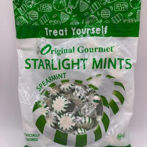 Puede incluir: Una bolsa de caramelos de menta Starlight Spearmint Original Gourmet. El envase es blanco con detalles verdes y el texto "Treat Yourself" y "Starlight Mints". Las mentas son blancas con rayas verdes, envueltas individualmente. Peso neto: 283,4 gramos.
