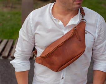 Sac banane en cuir marron : sac banane OKRA, pochette de voyage sur la hanche