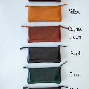 Puede incluir: Seis estuches de cuero con cremallera en diferentes colores: burdeos, amarillo, marr&oacute;n co&ntilde;ac, negro, verde y marr&oacute;n oscuro.