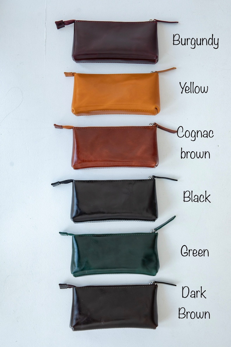 Puede incluir: Seis estuches de cuero con cremallera en diferentes colores: burdeos, amarillo, marr&oacute;n co&ntilde;ac, negro, verde y marr&oacute;n oscuro.
